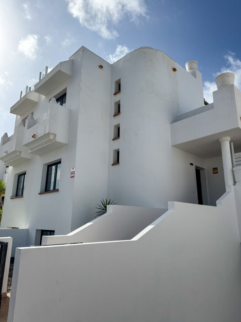 La surf camp en corralejo fachada exterior