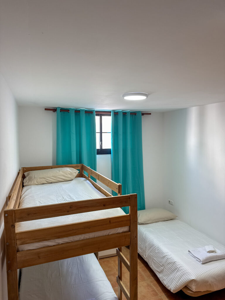 Habitacion triple de la surf camp