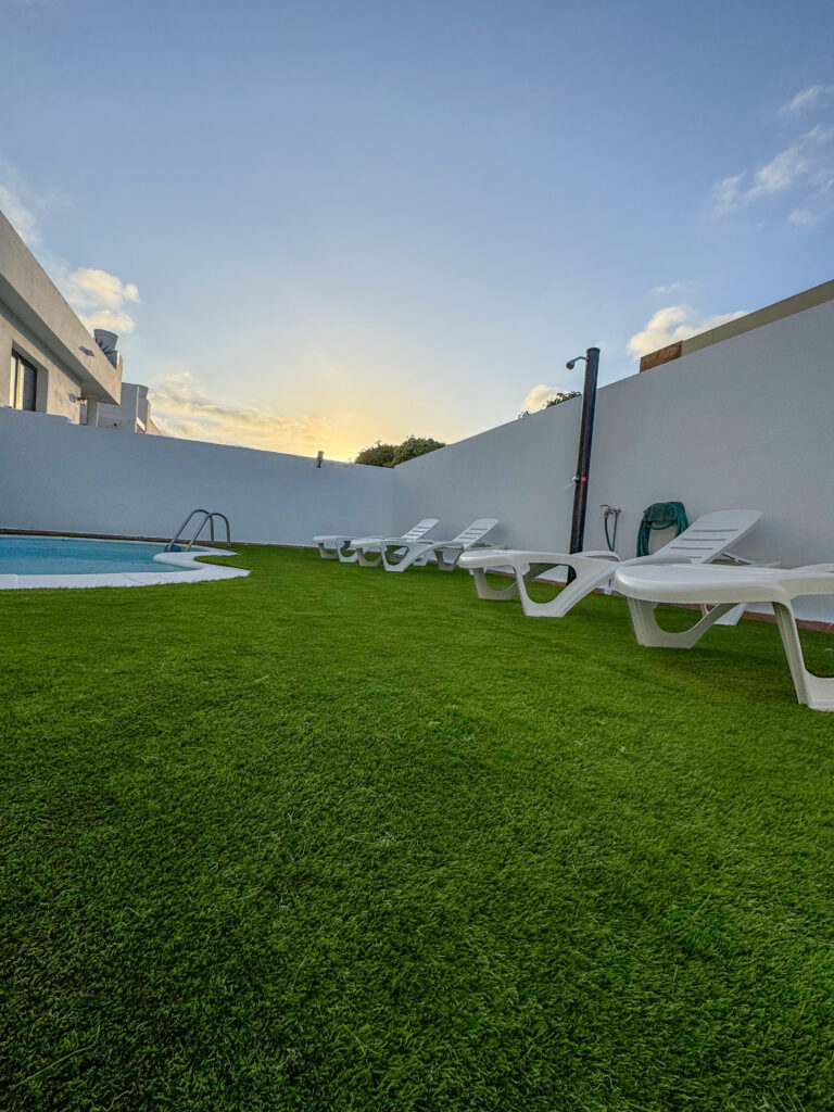 Jardin con piscina y hamacas