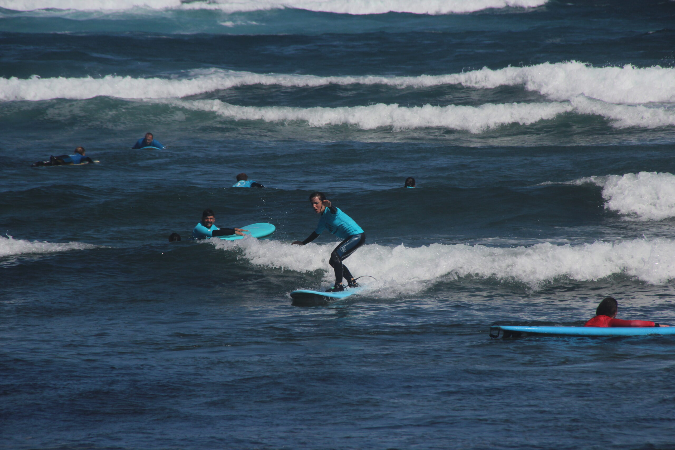 ponte en pie sobre una tabla de surf
