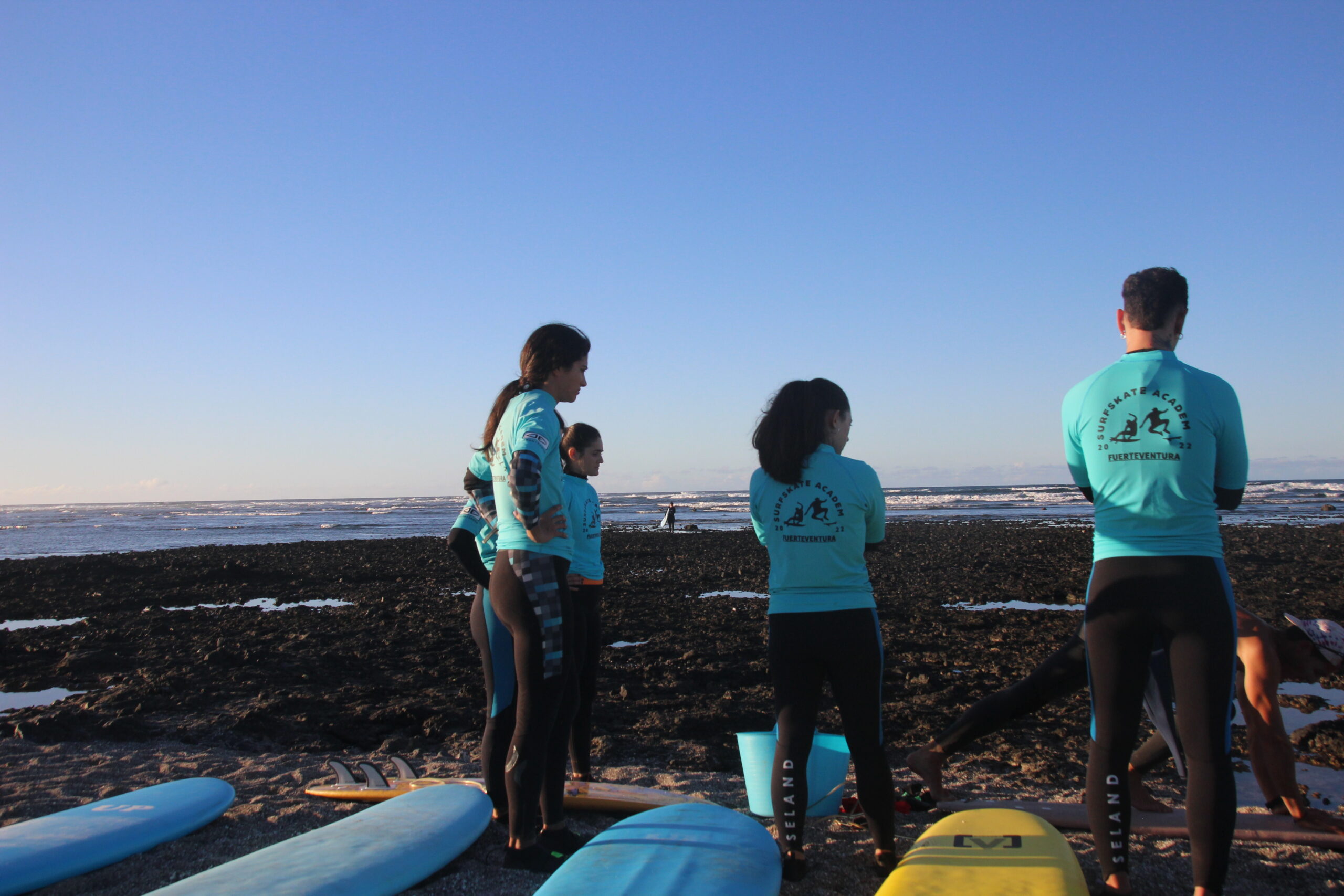pequeños grupos para aprender a surfear 